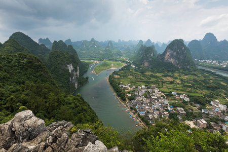 桂林山水景观, 漓江和喀斯特山脉。位于中国广西桂林阳朔古镇附近。