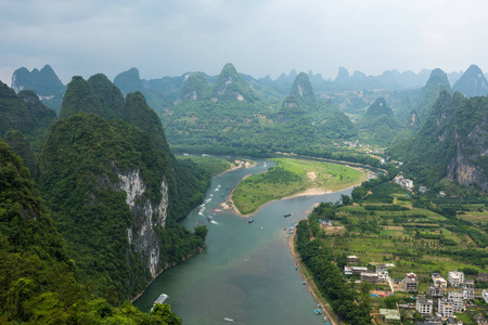 桂林山水景观, 漓江和喀斯特山脉。位于中国广西桂林阳朔古镇附近。