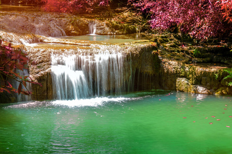 在热带的雨林中的爱侣湾瀑布景观。国家公园北碧府，泰国
