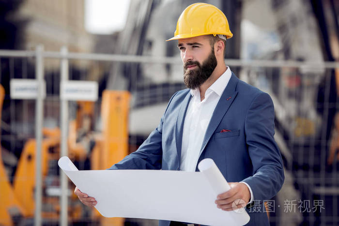 建筑师在工地上的画像, 阅读新项目