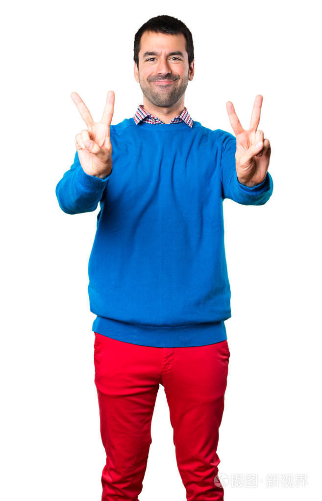 英俊的年轻人做胜利手势在白色背景上