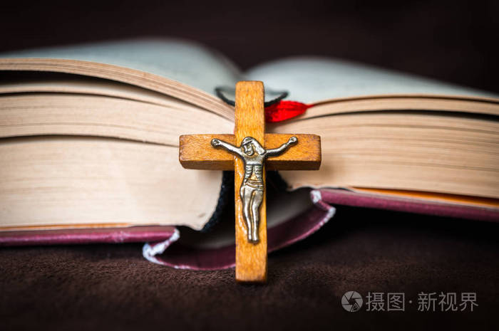 基督徒木十字架项链在圣洁圣经 宗教概念照片 正版商用图片04th8f 摄图新视界
