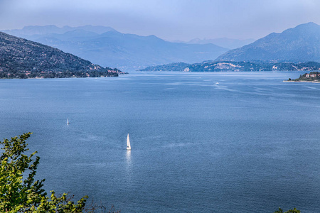 从意大利阿罗纳镇景观看马焦雷湖 湖泊