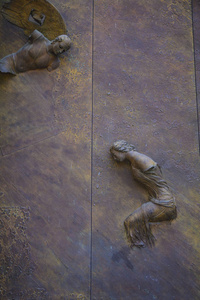 罗马的天使和烈士圣玛丽大教堂门上的青铜雕像。意大利。此工作代表通告