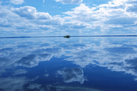 湖中天空的倒影照片
