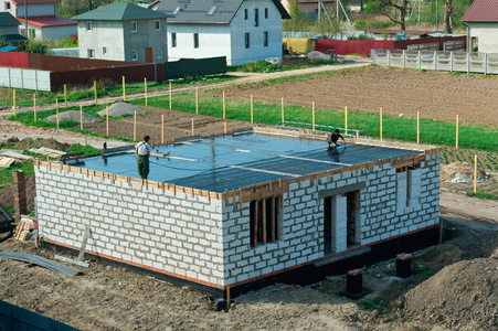 一栋私人住宅的水泥填充地基, 房屋在建的基础, 新混凝土基础
