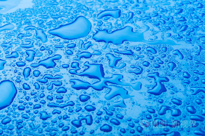 蓝色背景表面的水滴