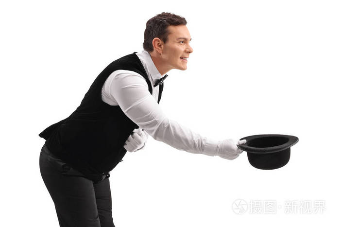 服务员鞠躬, 并采取了他的帽子关闭孤立的白色背景