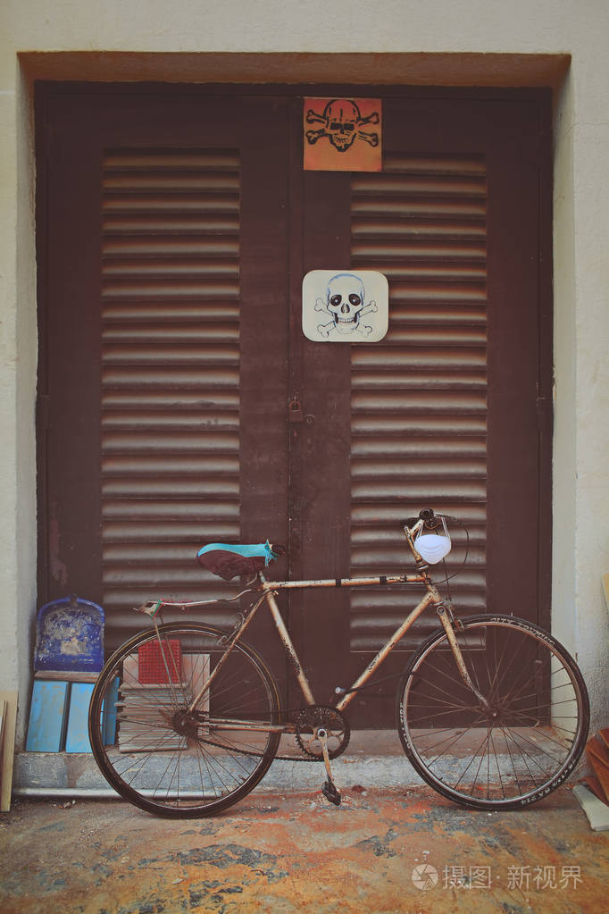 自行车停放在变压器站的门上