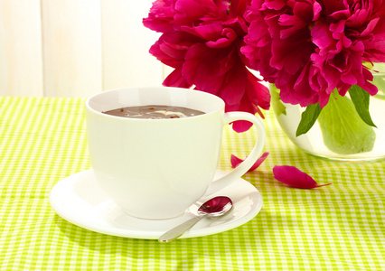 杯热巧克力和鲜花在咖啡馆中表照片