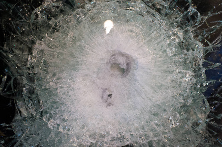 子弹孔窗口图片