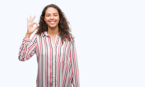 美丽的年轻西班牙裔妇女微笑积极做 ok 标志用手和手指。成功表达式