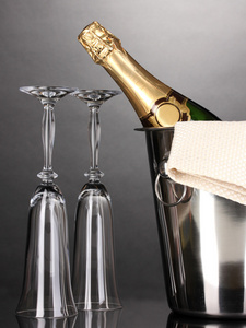 香槟酒瓶桶与冰和眼镜的灰色背景