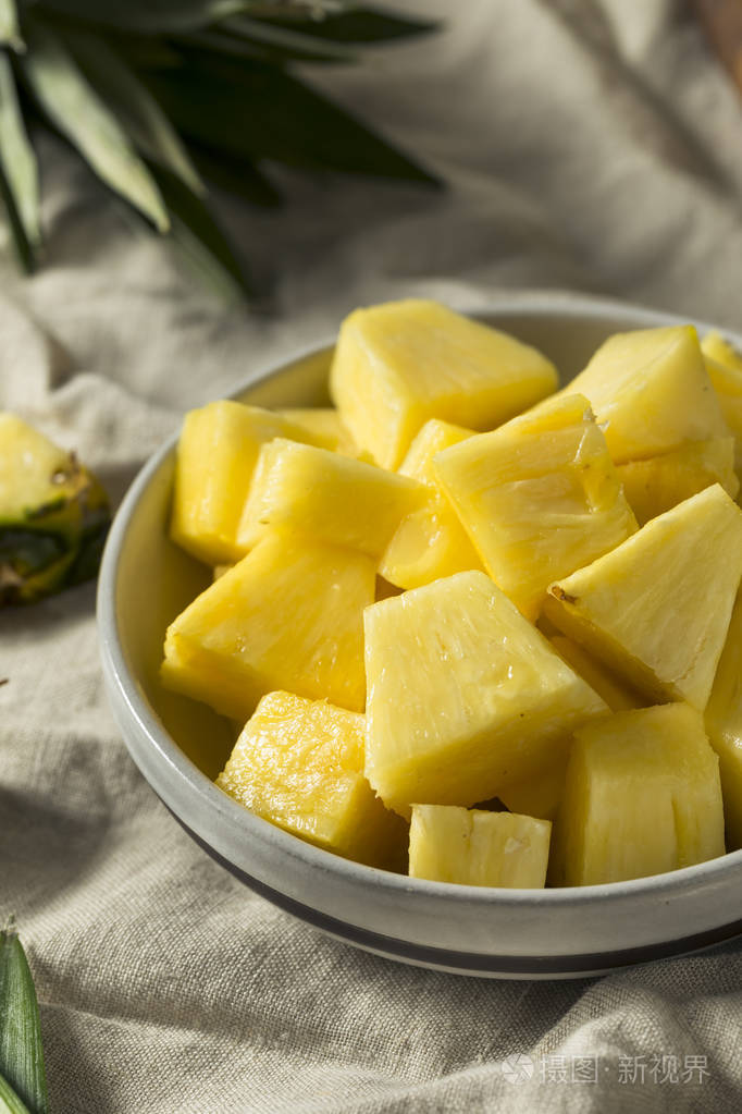 生黄有机菠萝片准备吃