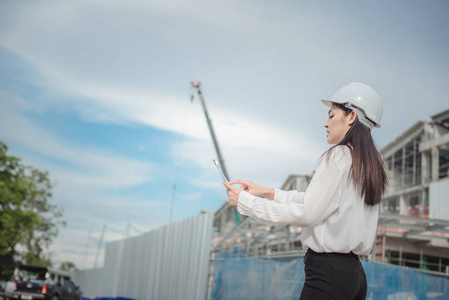 亚洲女工和工程师电工在发电厂能源行业的安全生产管理工作