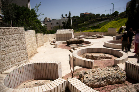 在犹太公墓的犹太希伯伦季老洞穴