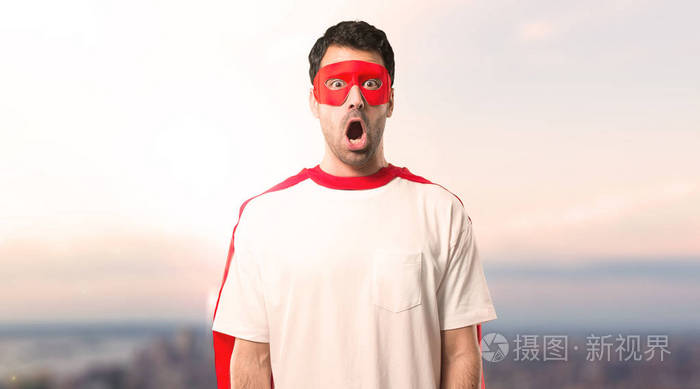 超级英雄男子与面具和红斗篷惊讶和震惊的面部表情.