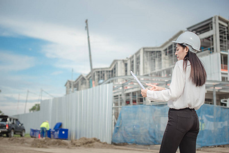 亚洲女工和工程师电工在发电厂能源行业的安全生产管理工作