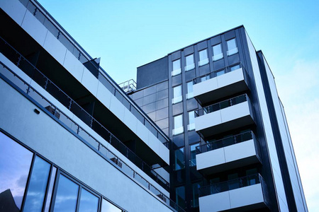 现代办公建筑用钢和玻璃制成的墙体