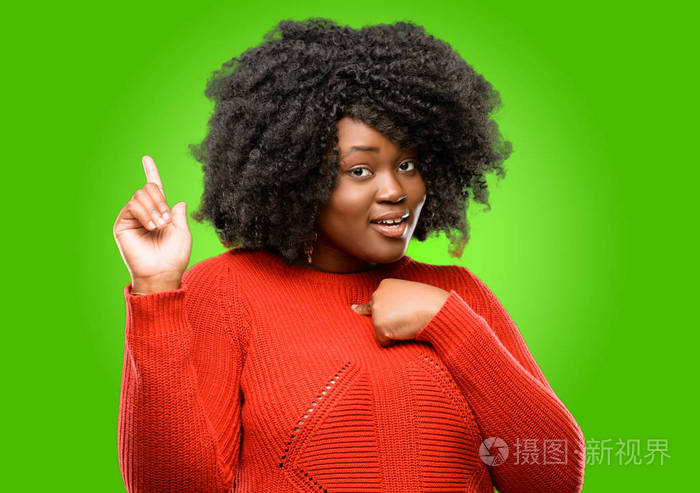 美丽的非洲妇女高兴和惊喜欢呼表达的哇姿态指向