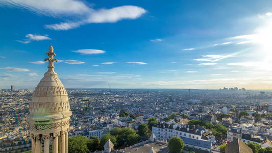 巴黎 timelapse 与法国埃菲尔铁塔全景。来自蒙马特圣心大教堂的顶级景观。晴朗的天, 蓝多云的天空