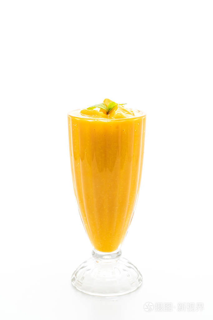 新鲜芒果冰沙在白色背景下分离