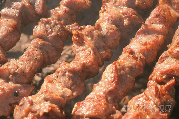 开胃多汁猪肉烧烤是烤在烧烤上的烤肉串.肉件特写