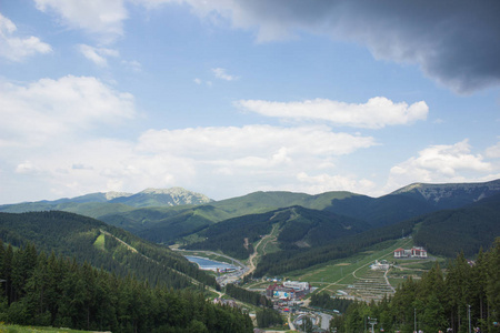 森林山自然风景附近山小村庄度假村