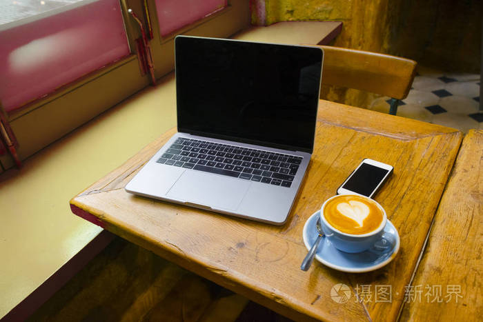 在咖啡和电脑的自助餐厅工作