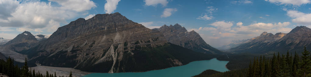 Peyto 湖和釜峰班夫国家公园, 加拿大艾伯塔省的全景视图