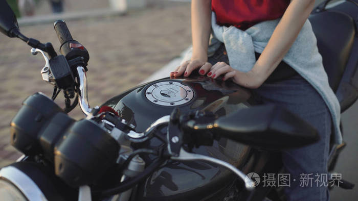 摩的司机追骂交警_交警被摩托车司机被质问视频_交警追摩托车怎么办