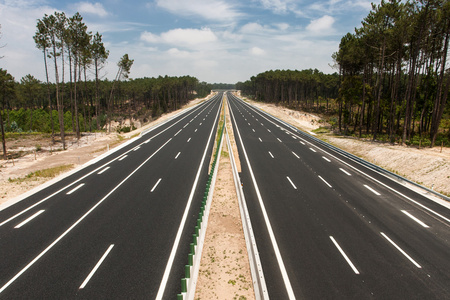 交通与汽车和卡车只是被在行动中晚上认为英国的机动车路道路工程服务