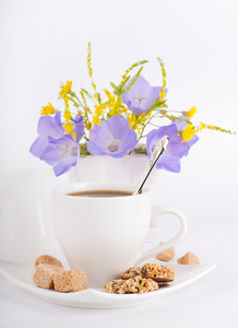 一杯咖啡与糕饼和蓝风信子是花瓶