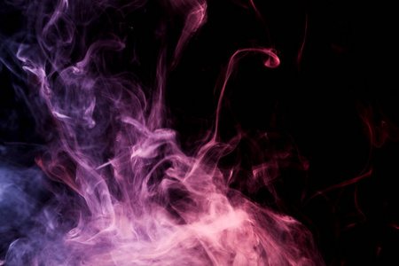 黑色背景上的红色紫色和粉红色烟雾