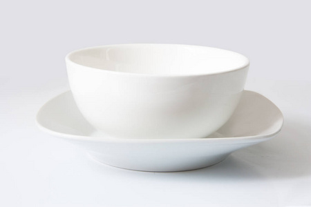 白色瓷盘和碗在白色