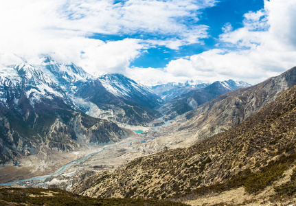 美丽的山全景的神圣的 Bagmati 河附近村庄的 Manang 在春天的日子, 尼泊尔