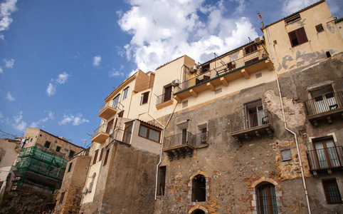 美丽的景色古老的中世纪小镇切法鲁, 在意大利西西里岛海的小镇