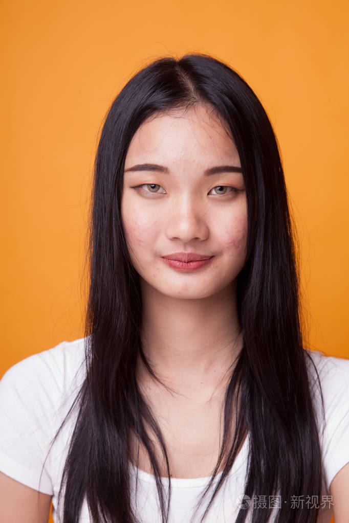 美丽的年轻亚洲妇女的肖像在明亮的黄色背景照片-正版商用图片04u4en