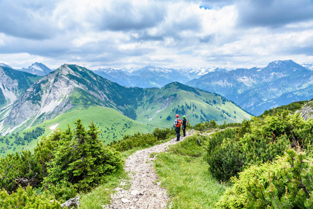 Allgu 的美丽的风景在德国徒步旅行在山里
