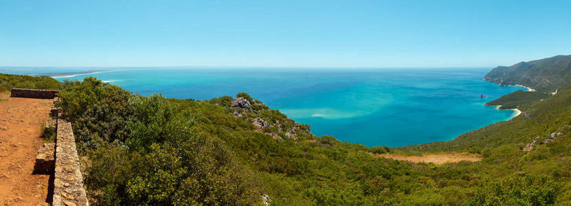 Arrabida 自然公园夏季海滨景观在葡萄牙 Setubal。两个镜头缝合全景