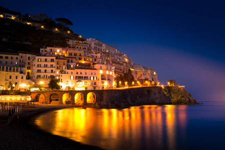 阿马尔菲意大利地中海海岸线上的夜景