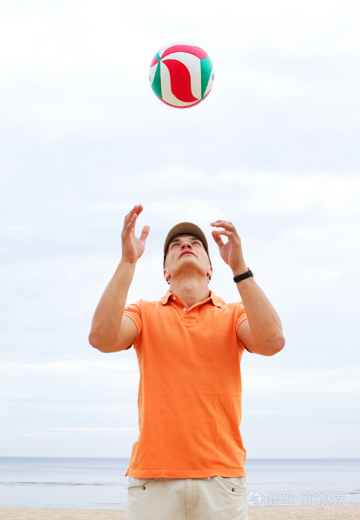 在海滩上玩球的人的肖像
