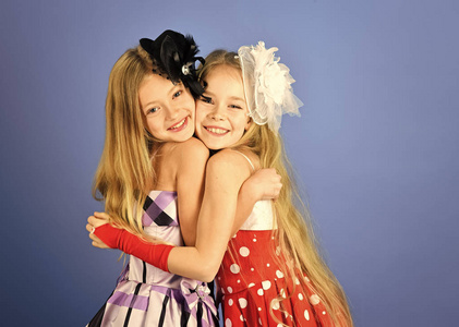 小女孩姐妹拥抱照片