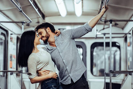 年轻浪漫情侣在地铁。地下爱情故事