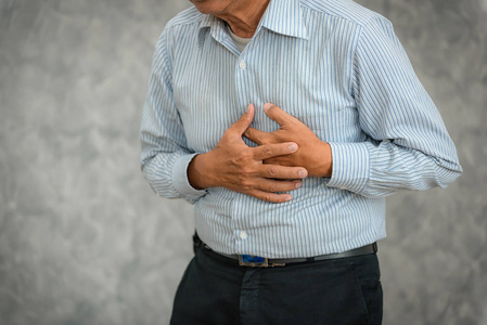 老人手持胸口, 心脏病发作照片