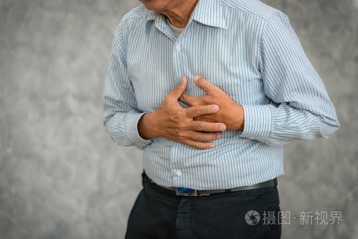 老人手持胸口, 心脏病发作