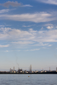 范炼油厂从跨了索伦特海峡