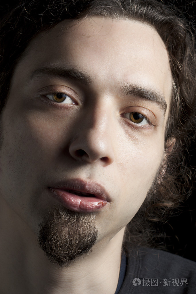 严肃与山羊胡子的人