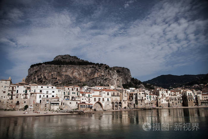 美丽的景色古老的中世纪小镇切法鲁, 在意大利西西里岛海的小镇