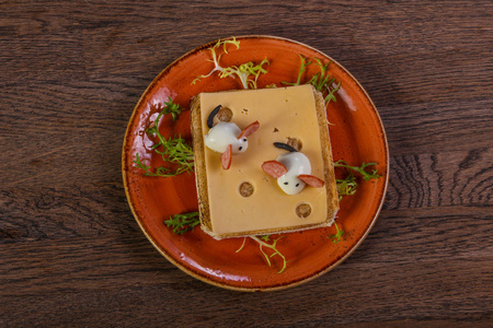 儿童三明治奶酪和香肠的顶级视图